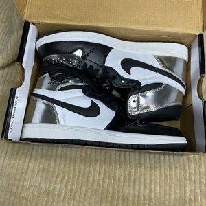 AIR JORDAN 1 RETRO HIGH OG WMNS "Silver Toe"